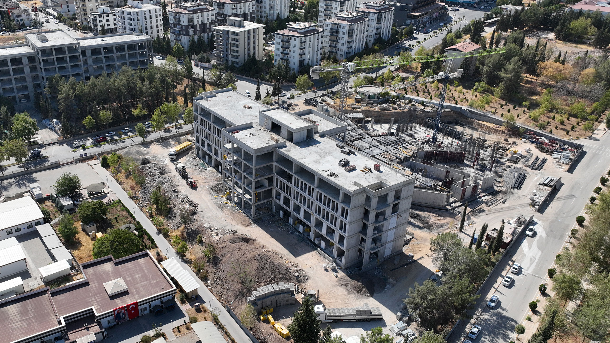 Adıyaman Üniversitesi bünyesinde eğitim ve barınma ihtiyacını karşılamak üzere inşa edilen proje; fakülte binası, amfi salonları ve 71 lojmandan oluşmaktadır.
