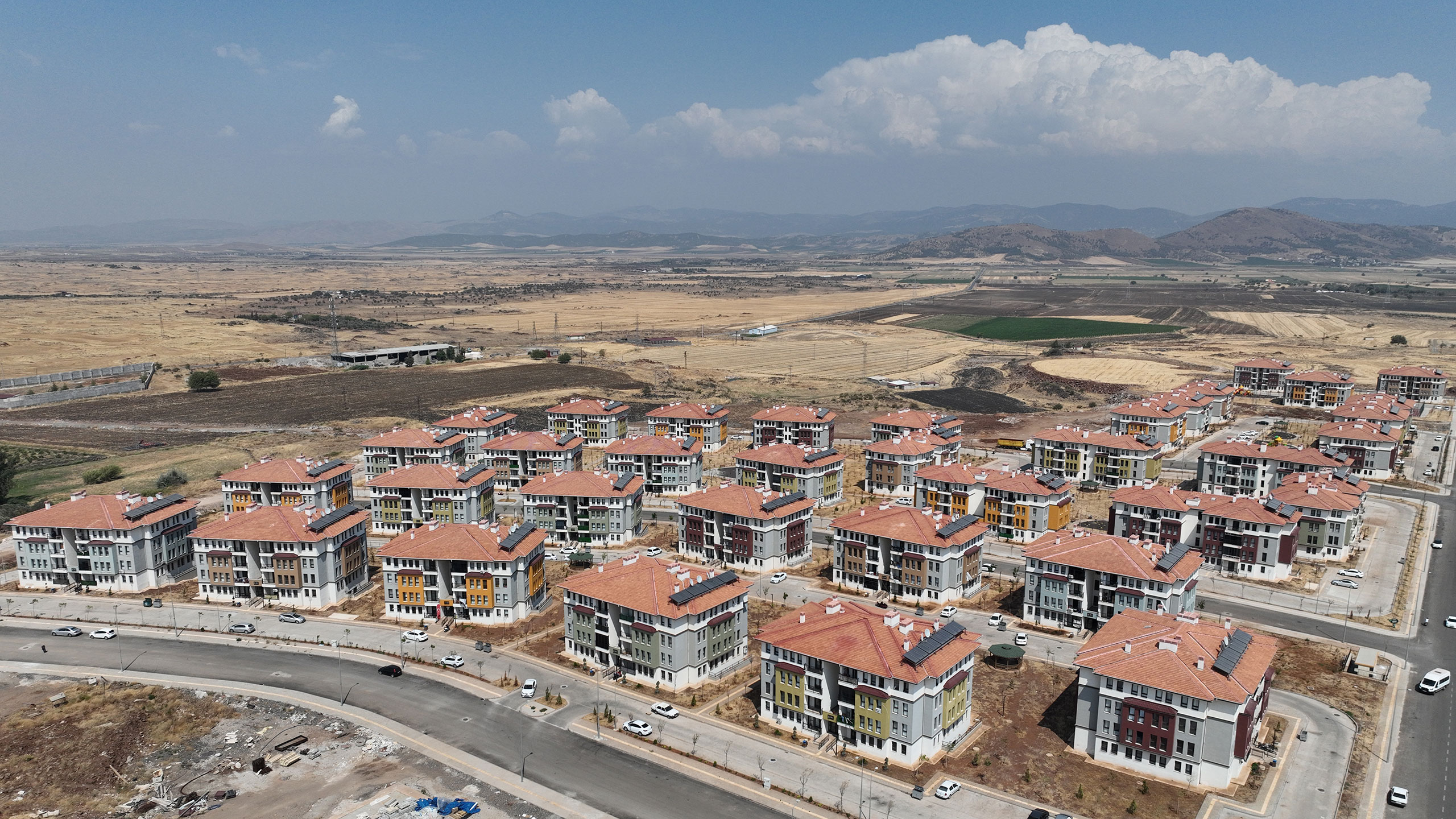 Gaziantep İslahiye’de inşa edilen proje, 571 konut ile deprem güvenliği ve modern yaşam standartlarını ön planda tutan bir konut yerleşkesidir.