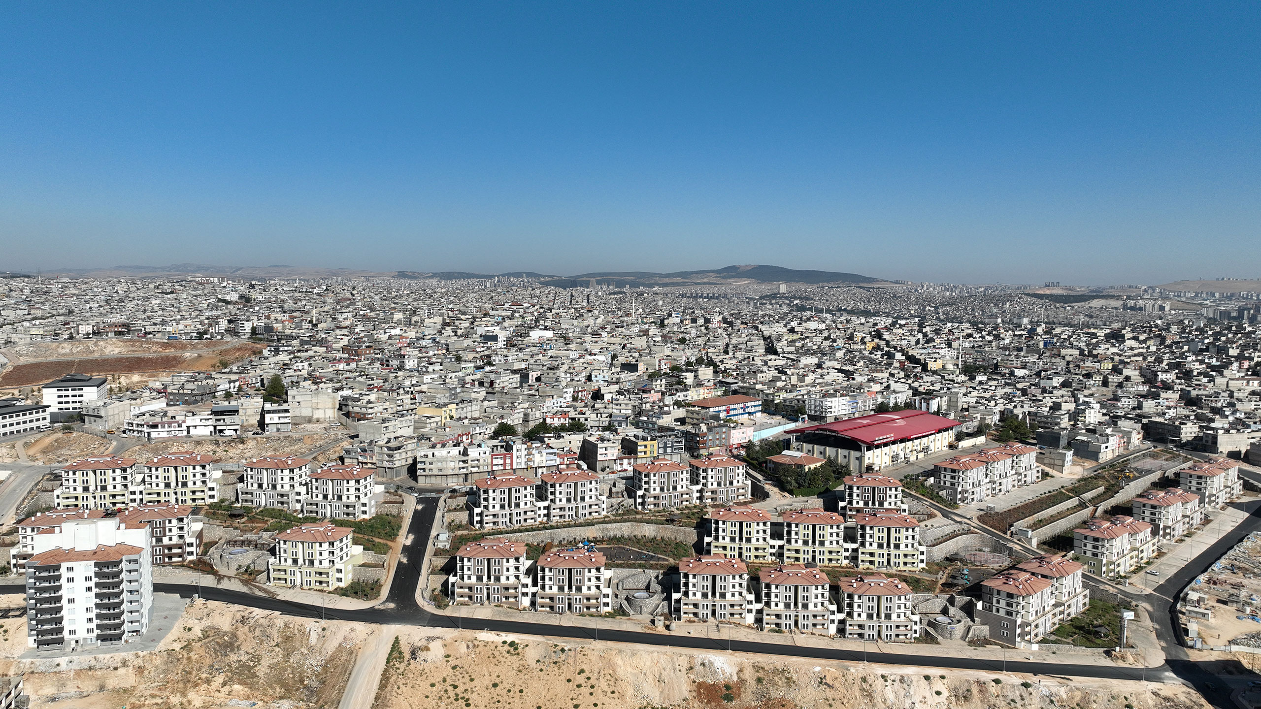 Gaziantep Kahvelipınar Mahallesi’nde gerçekleştirilen proje, 303 konuttan oluşmakta olup aileler için güvenli, modern ve sosyal donatıları güçlü bir yaşam alanı sunmaktadır.