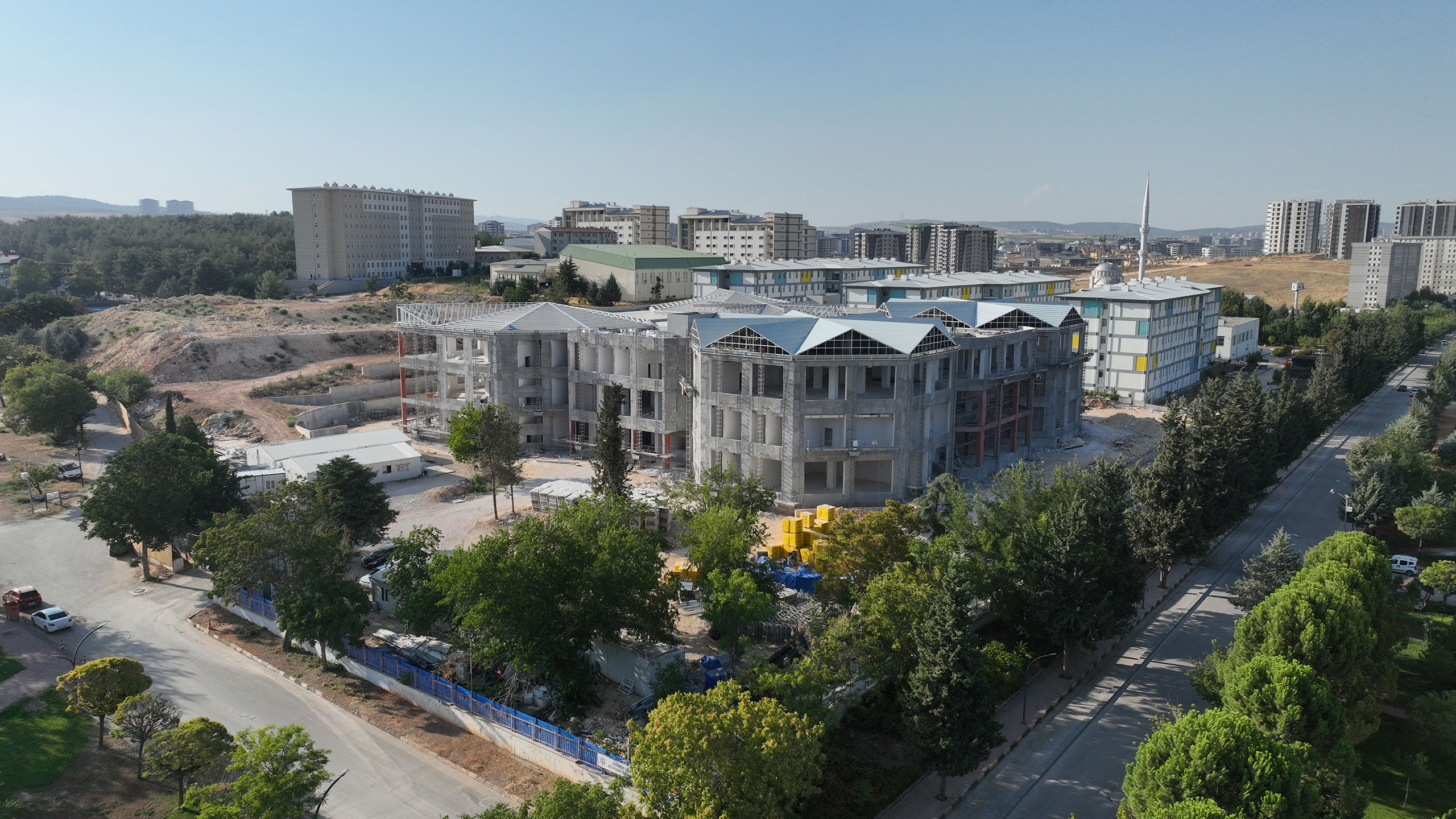 GAÜN kampüsü içerisinde yapılan kütüphane, 18 bin 700 metrekare alandan oluşup yaklaşık 18 bin kişilik kapasiteye sahiptir.